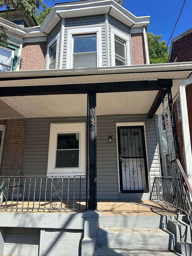156 Hoffman Ave photo 1