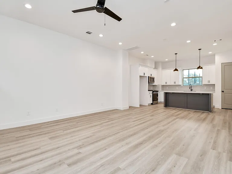 2313 Eagle St — Photo 12