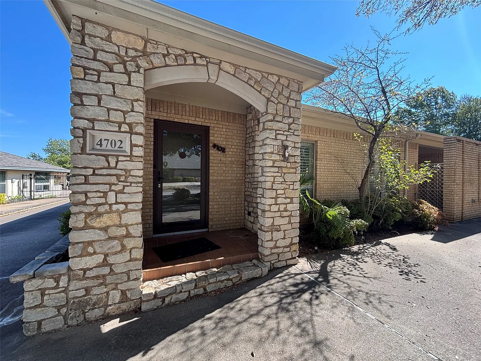 3 bed, 3.0 bath, 2573 sqft, $3,200 — Photo 2