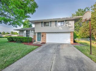 21841 Marian Cir, Fairview Park, OH