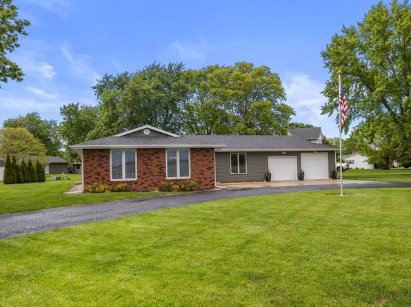 405 N 1st St, Fisher, IL 61843