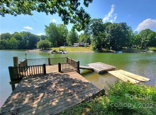 6958 Shade Tree Ln, Sherrills Ford, NC 28673