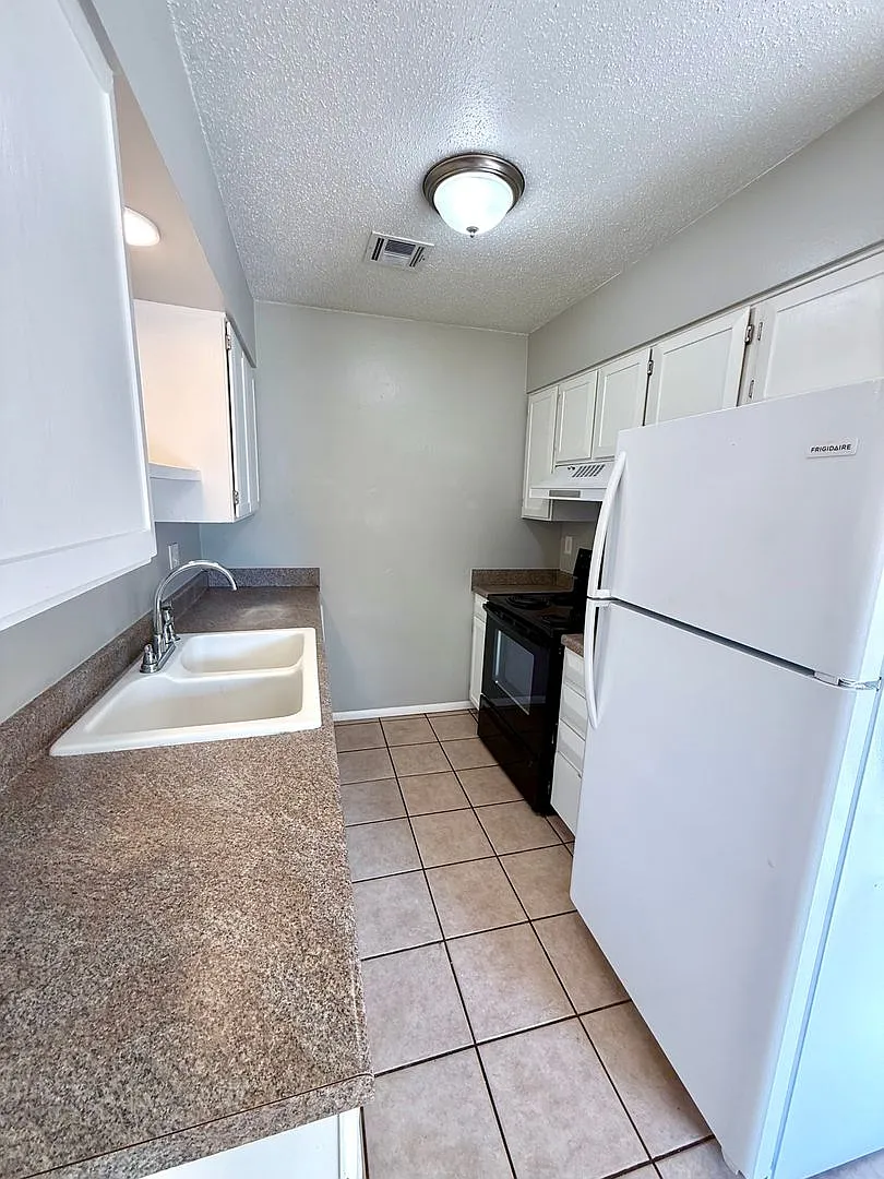 Cute 3BD 1BA Home w/ Bonus Room in Midwest City — Photo 4