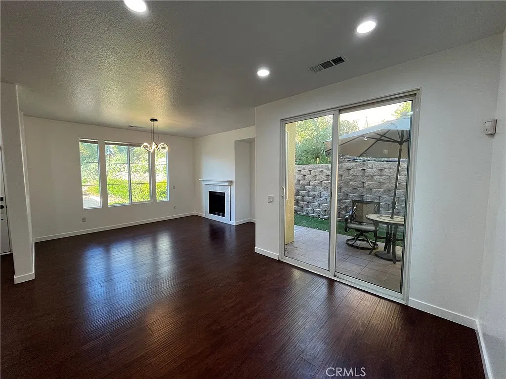 3 bed, 2.5 bath, 1558 sqft, $3,995 — Photo 4