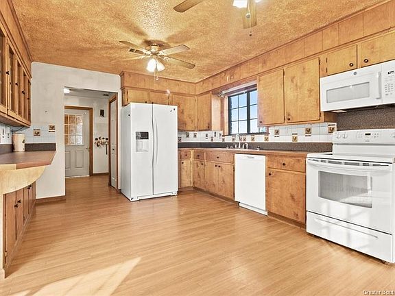 4th image of 655 Pinecone Dr