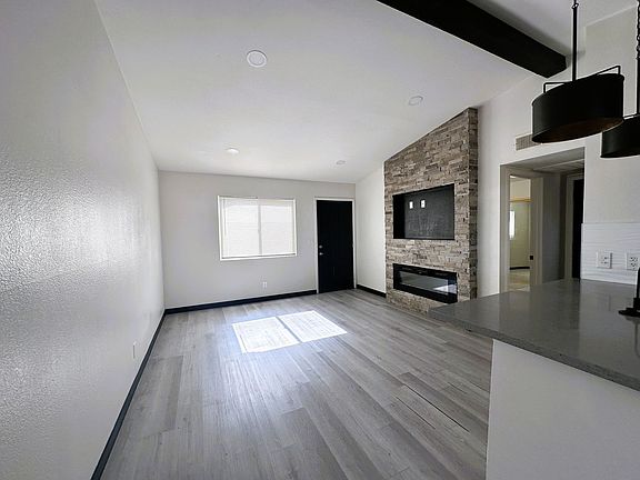 3rd image of 328 Linn Ln