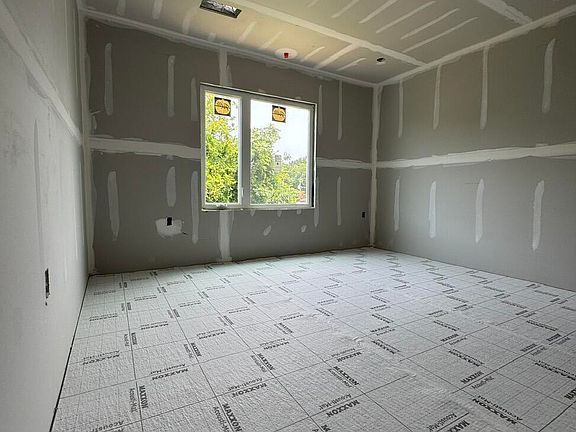4th image of 709 E Lenoir St #304