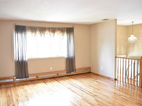 3rd image of 2 Pamela Ct