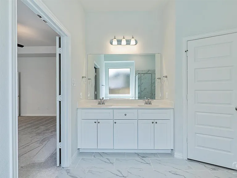 3011 Hobbs Ln — Photo 4