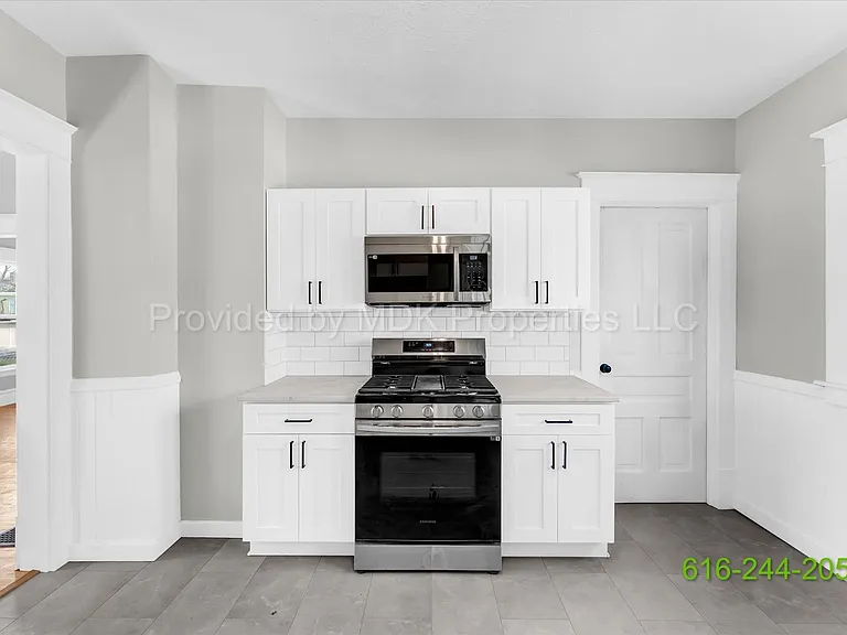 425 Woodlawn St SE — Photo 8
