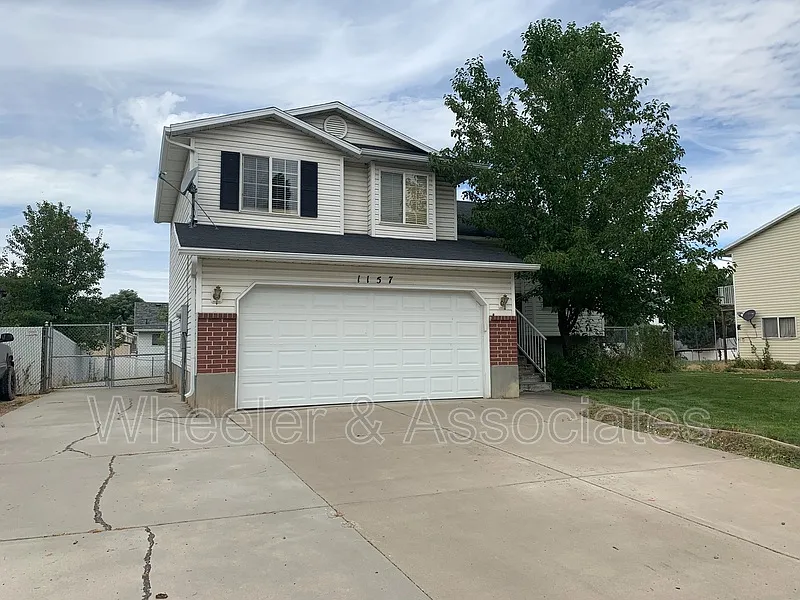 4 bed, 2.0 bath, 2400 sqft, $2,650 — Photo 2