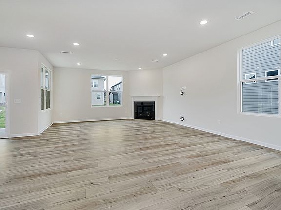 5th image of 2747 Evergreen Ave