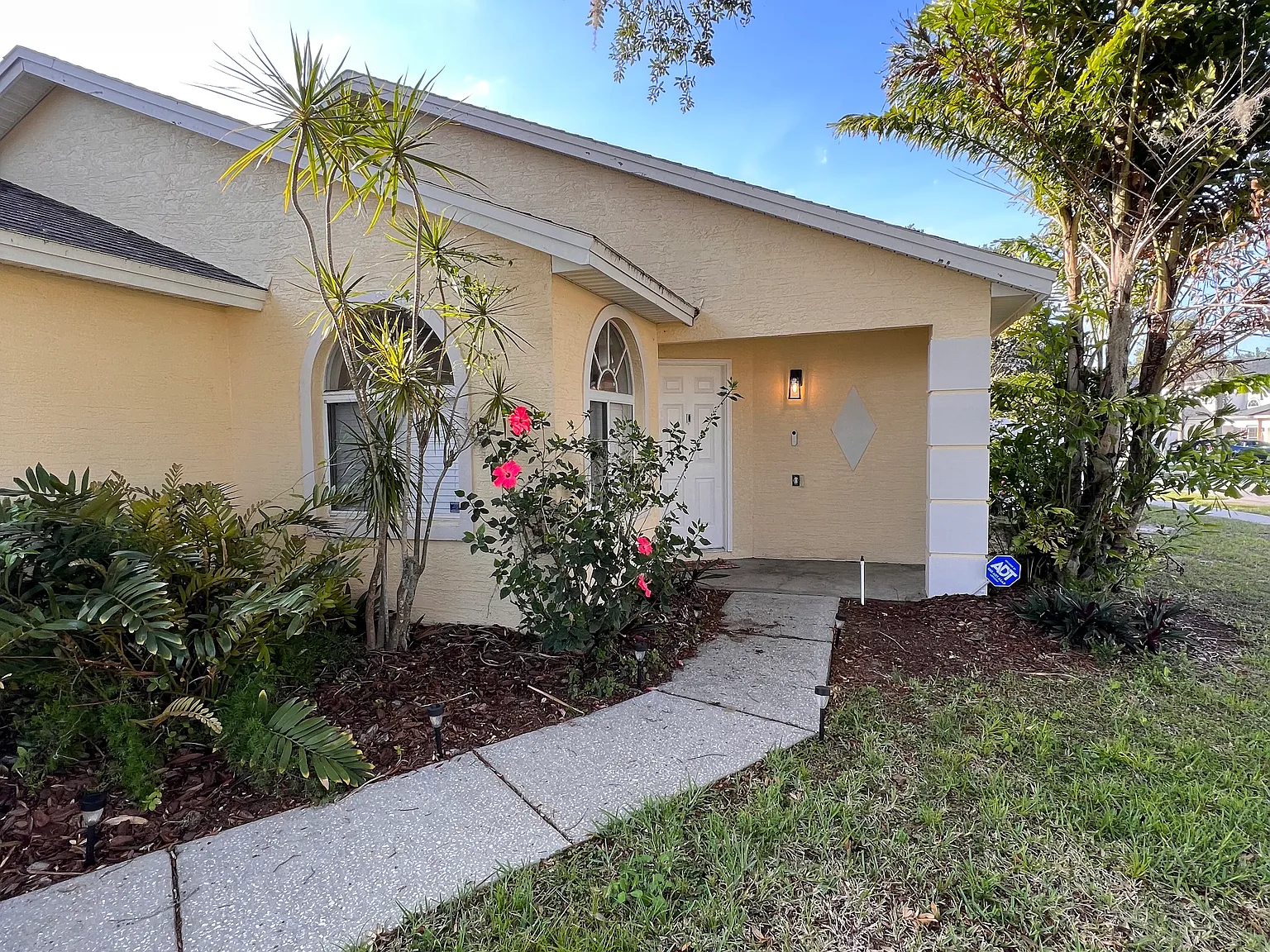 3 bed, 1219 sqft, $2,300 — Photo 2