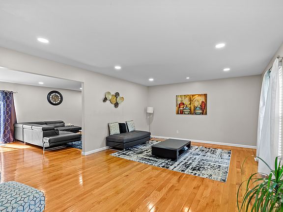 5th image of 1528 Woodroyal East Dr