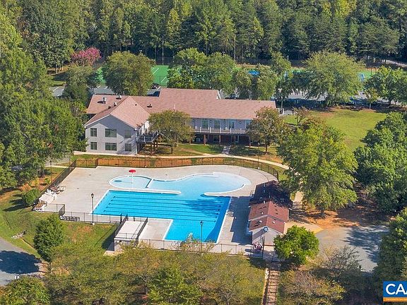 5th image of 746 Jefferson Dr E