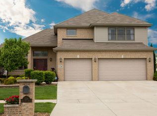 1228 Tower Hill Dr, Woodridge, IL 60517