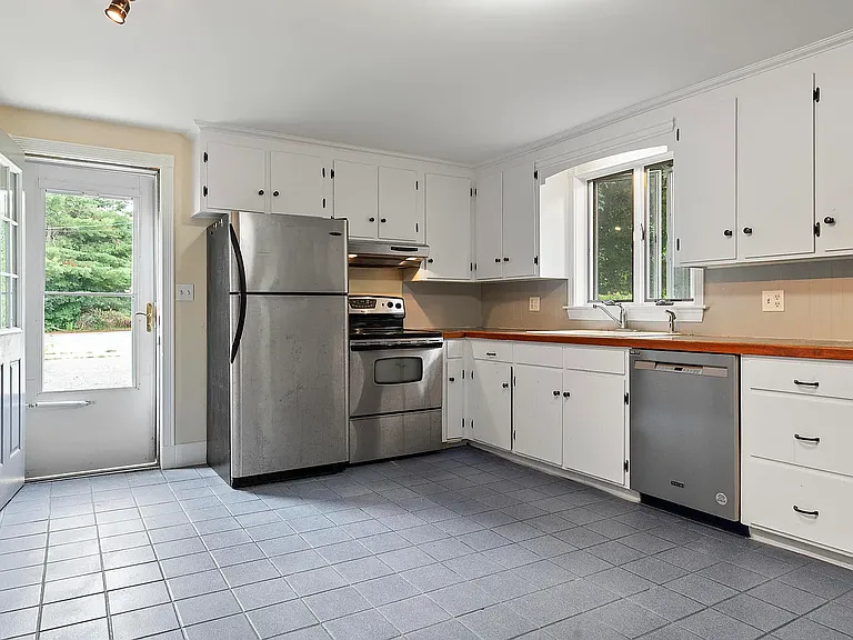 585 Walnut Hill Rd — Photo 7