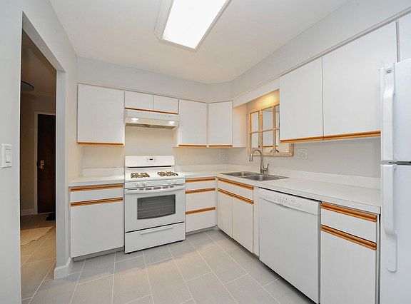 3rd image of 1240 Park Ave W APT 329