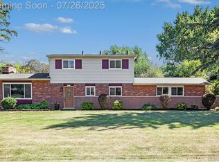 1310 Winchcombe Dr, Bloomfield Hills, MI 48304