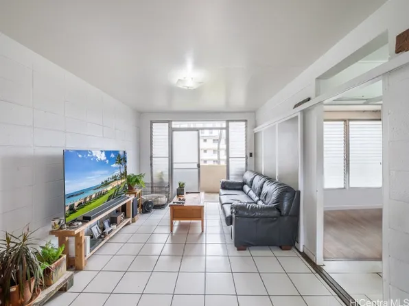 909 University Ave APT 204, Honolulu, HI 96826