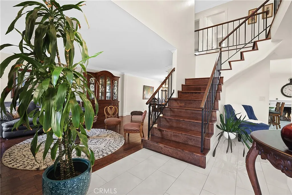 5 bed, 2.5 bath, 2560 sqft, $5,895 — Photo 4