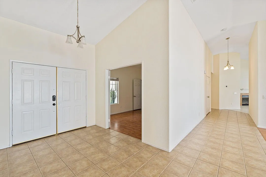 5 bed, 2728 sqft, $4,300 — Photo 2