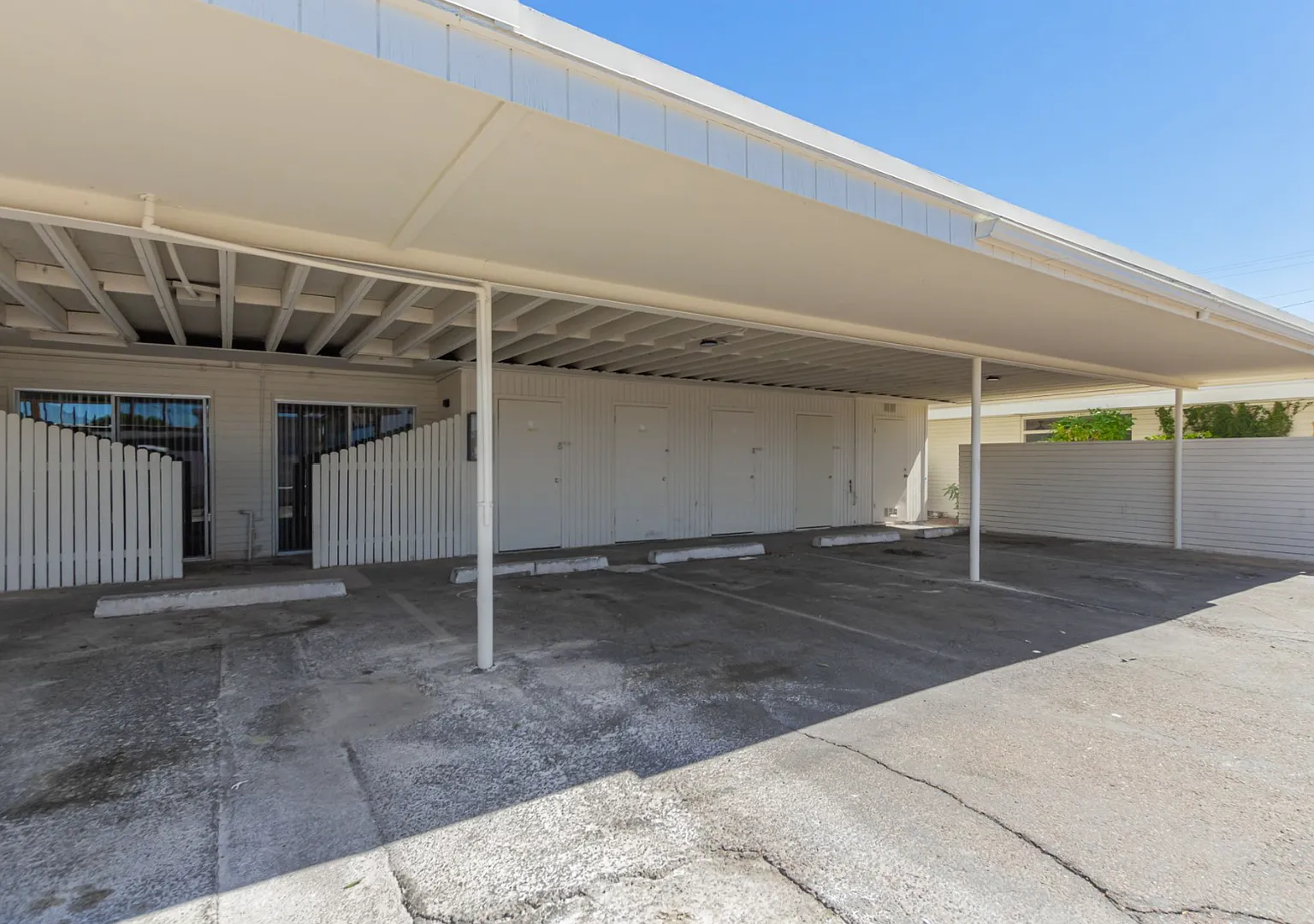 Mid-Century Gem Hidden in a Stunning, Historic Neighborhood! — Photo 3
