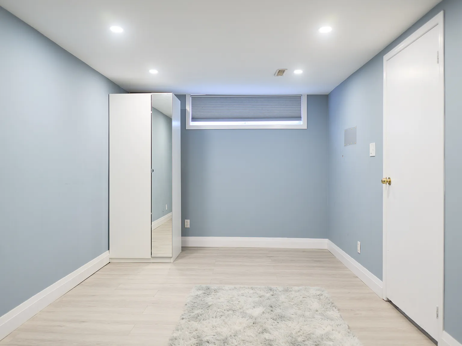 704 Abana Rd, Mississauga, ON L5A 1H4, Canada — Photo 3