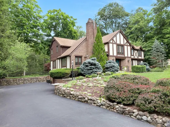 29 Grist Mill Ln, Upper Saddle River, NJ 07458