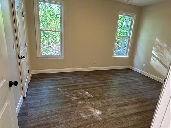 3rd image of 530 Oakwood Cir