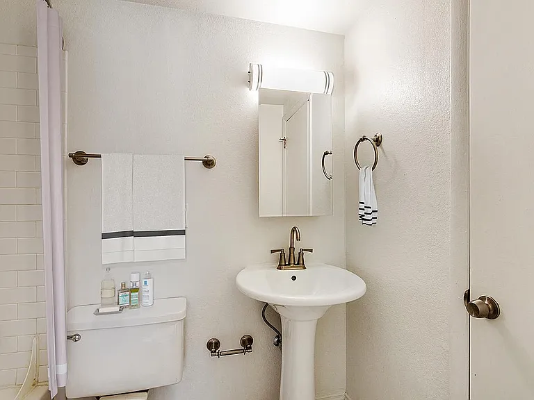Logan Court — Photo 6