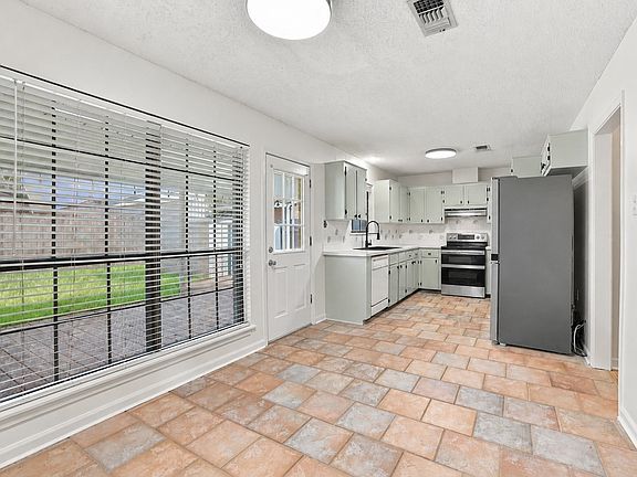 3rd image of 305 Louis Dr