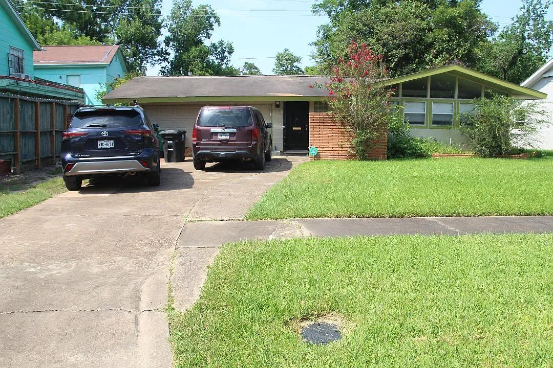 3 bed, 2.0 bath, 2135 sqft, $2,395 — Photo 1