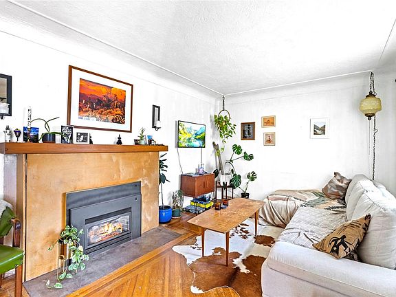 2nd image of 425 White St