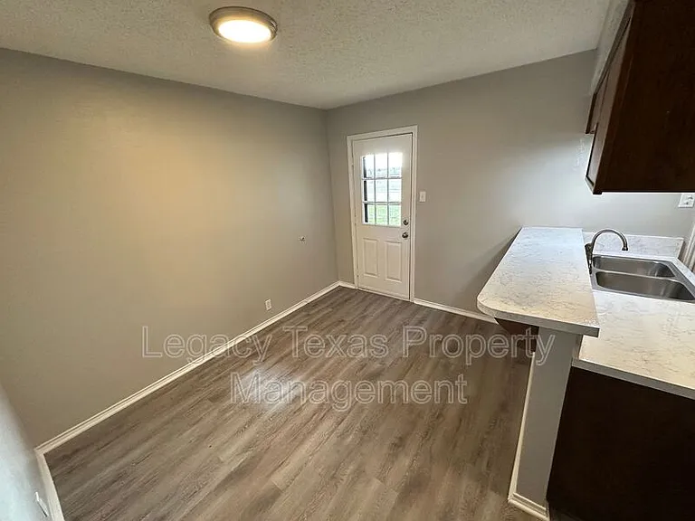 1116 N Nolan River Rd #B — Photo 11