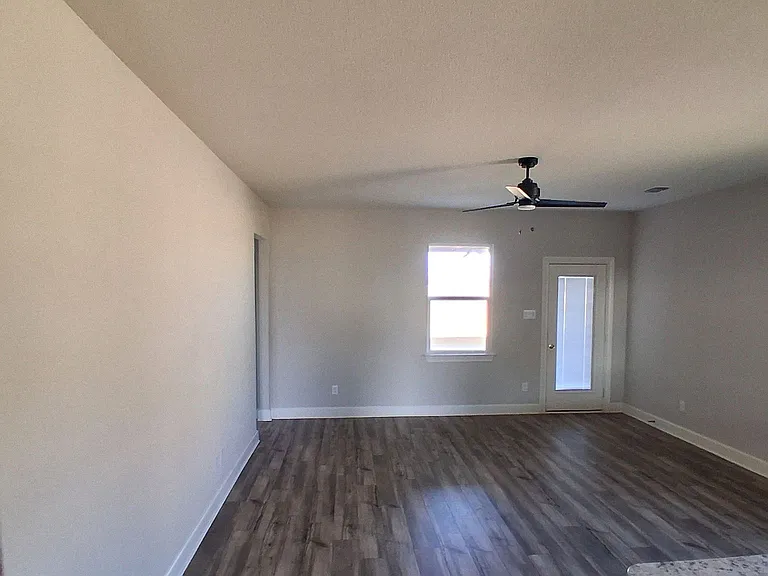 1020 Calhoun Dr — Photo 3