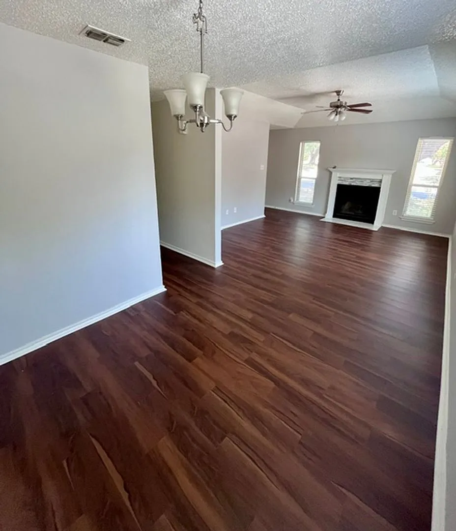 Cute 1-story duplex in a quiet, family-friendly neighborhood off Glade Road in the desirable Grap... — Photo 4