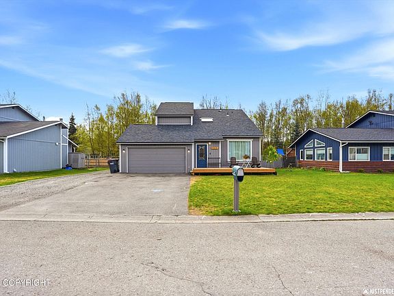3rd image of 720 Woodmar Pl