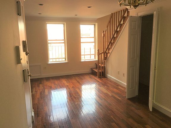 4th image of 220 W 104th St