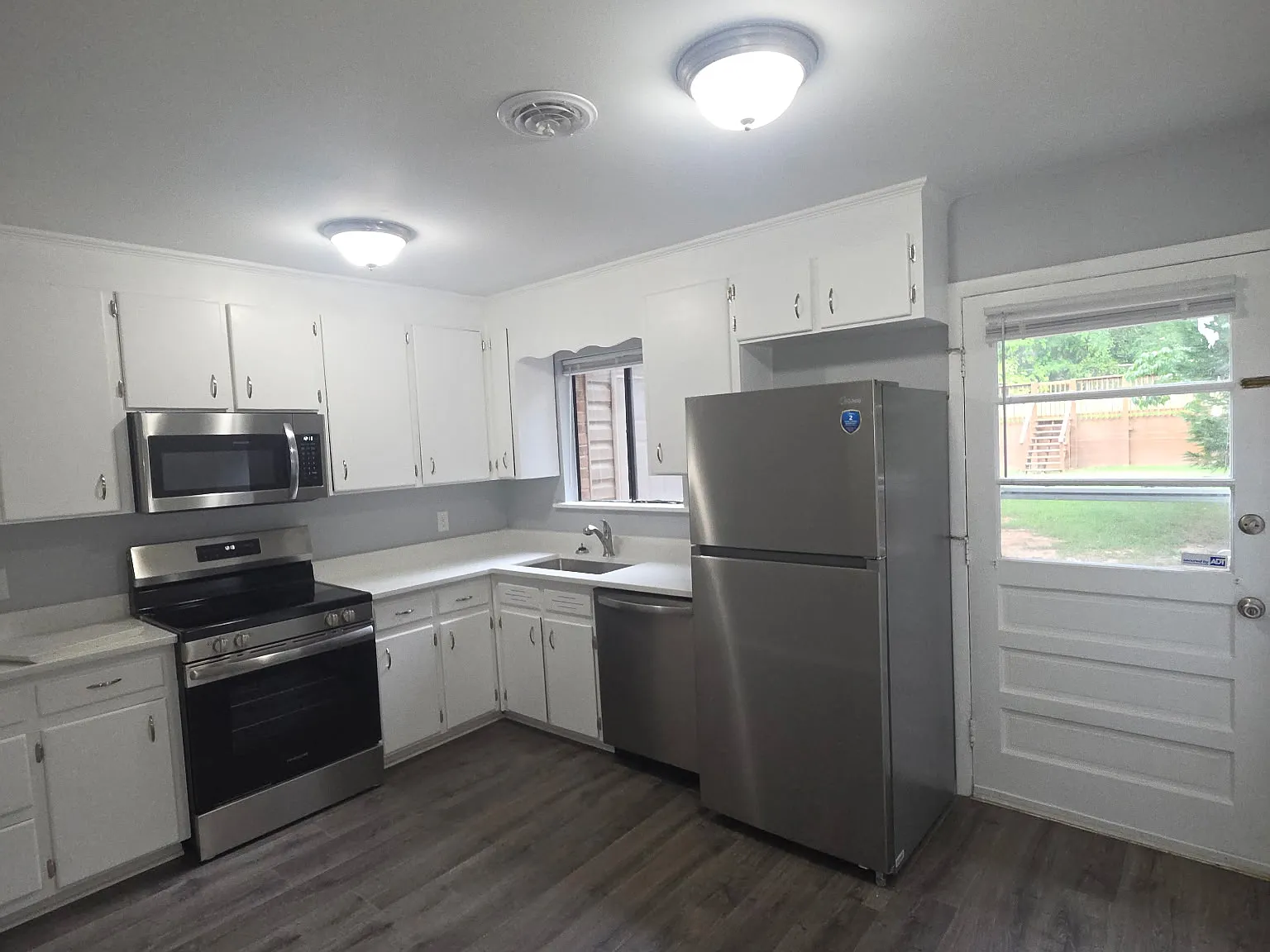 2 bed, 1.5 bath, 990 sqft, $1,495 — Photo 2