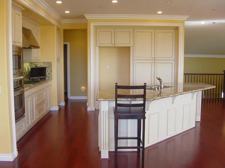 large Kitchen, big beautiful cabinets