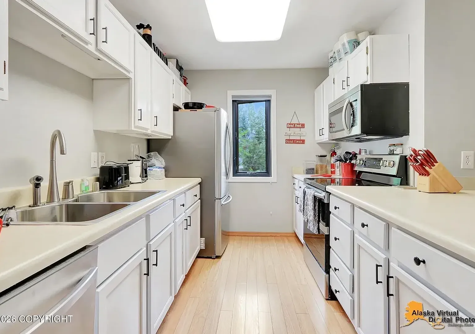 Rare Find! Amazing 2 Bed/2 Bath Condo W/ In Unit Laundry + Garage In Highly Requested Neighborhood — Photo 4