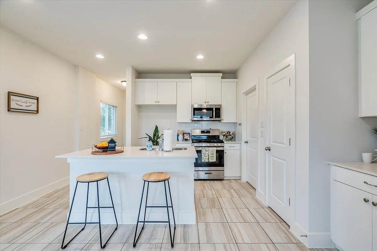 4 bed, 2.5 bath, 1593 sqft, $1,900 — Photo 2