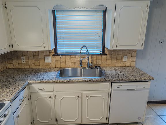 3rd image of 3906 Red Oak Dr