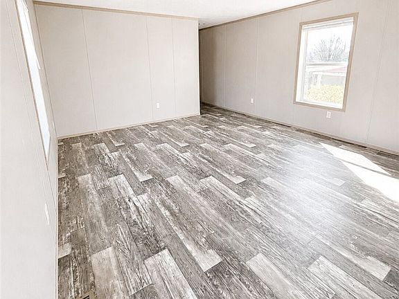 4th image of 159 Roundtop Cir
