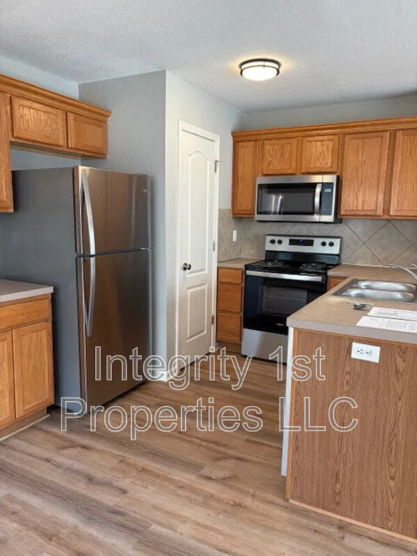 3 bed, 2.5 bath, 2226 sqft, $1,925 — Photo 2