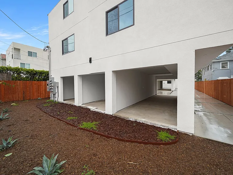 Luxury 2 and 3 Bed Townhomes with Covered Parking! — Photo 19