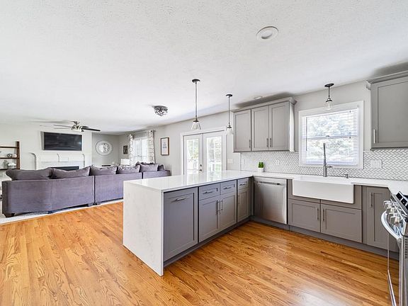 3rd image of 3952 Stonegate Dr