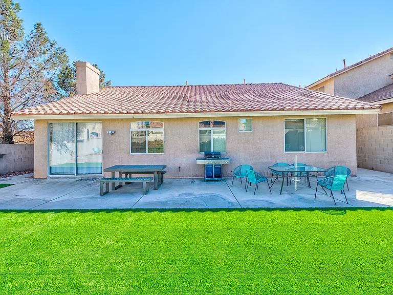 8704 Las Posas Ave — Photo 19