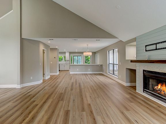 3rd image of 3064 Cypress Creek Dr N